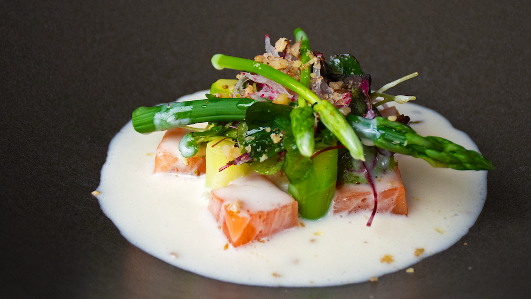 Taartje van Noordzeekrab en avocado met groene asperges, zalm & walnoot