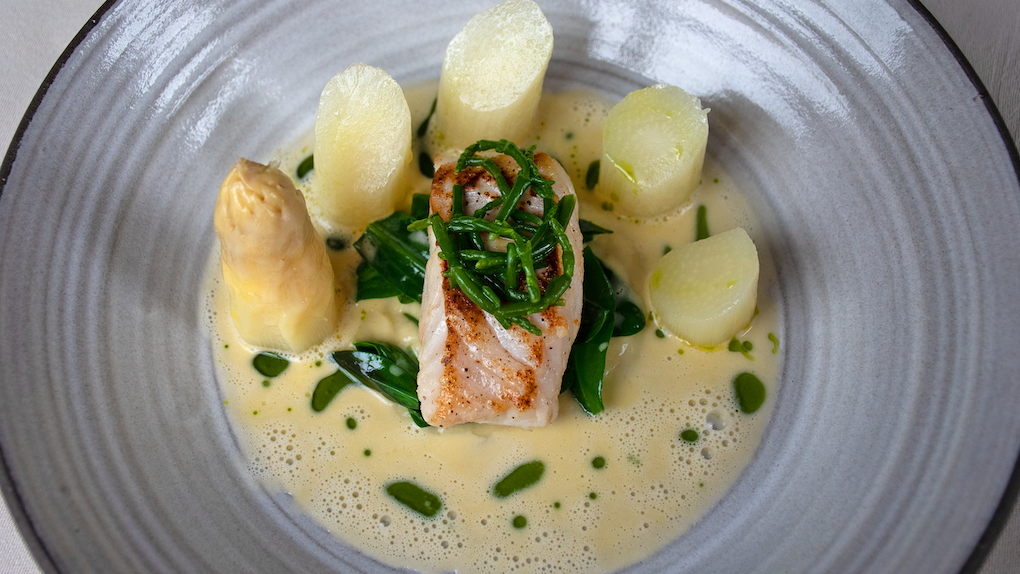 Tarbot met inlandse asperges, beurre blanc, daslookolie, lamsoor & zeekraal