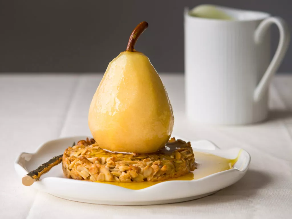 Saffraan stoofperen met verse kaas en pistachenoten