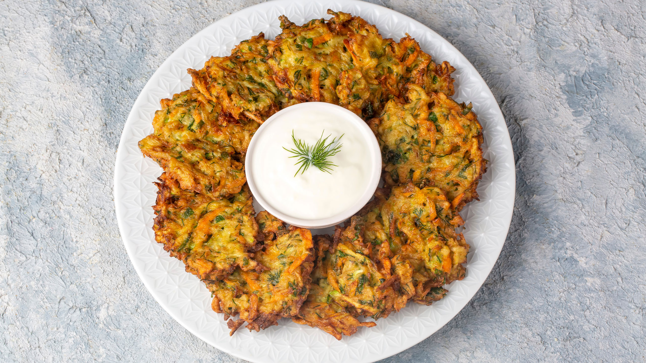 Courgette-fetaballetjes met yoghurtdip