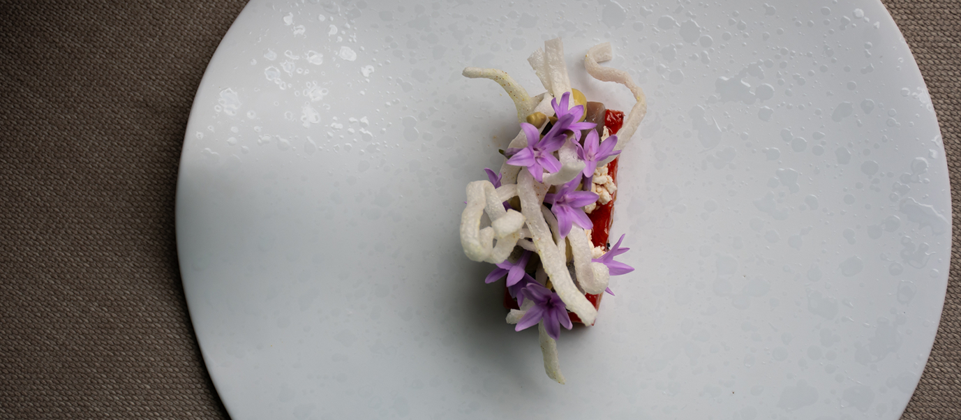 Watermeloen met feta, maatjesharing, crème van pistache & rijstnoedels
