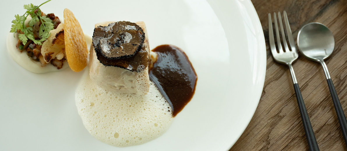 Hoevekip met crème van bloemkool, kippenjus & zomertruffel