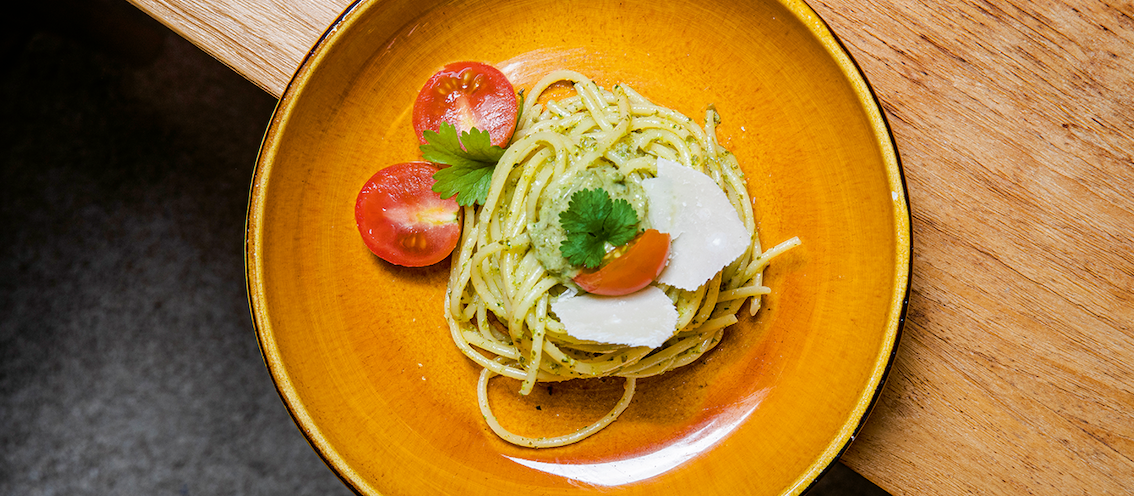Milde pesto met geïnfuseerde Japanse groene theebladeren