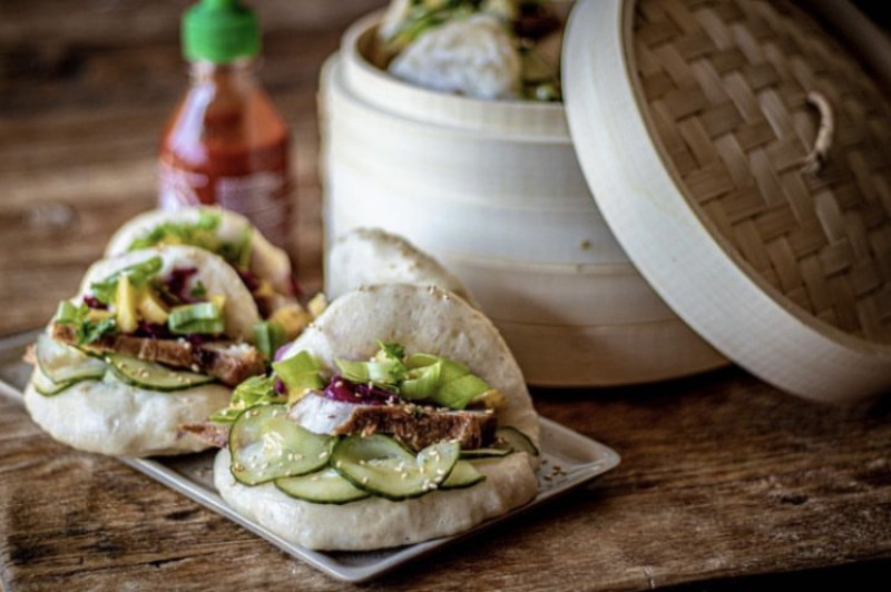 割包 : Gua Bao avec poitrine de porc frite, concombre mariné et mangue