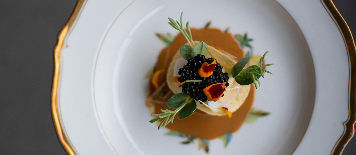 Patrijs met haringkaviaar, saus van Armagnac, blini & knolselder
