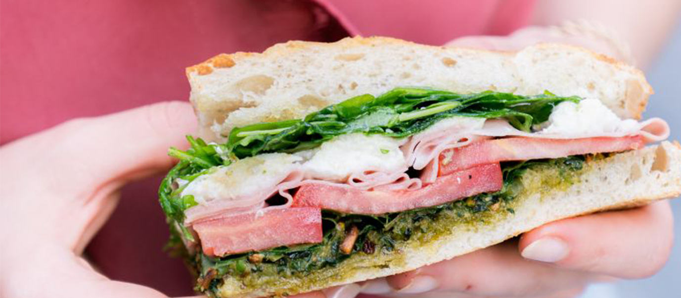 Focaccia met pistachepesto en mortadella