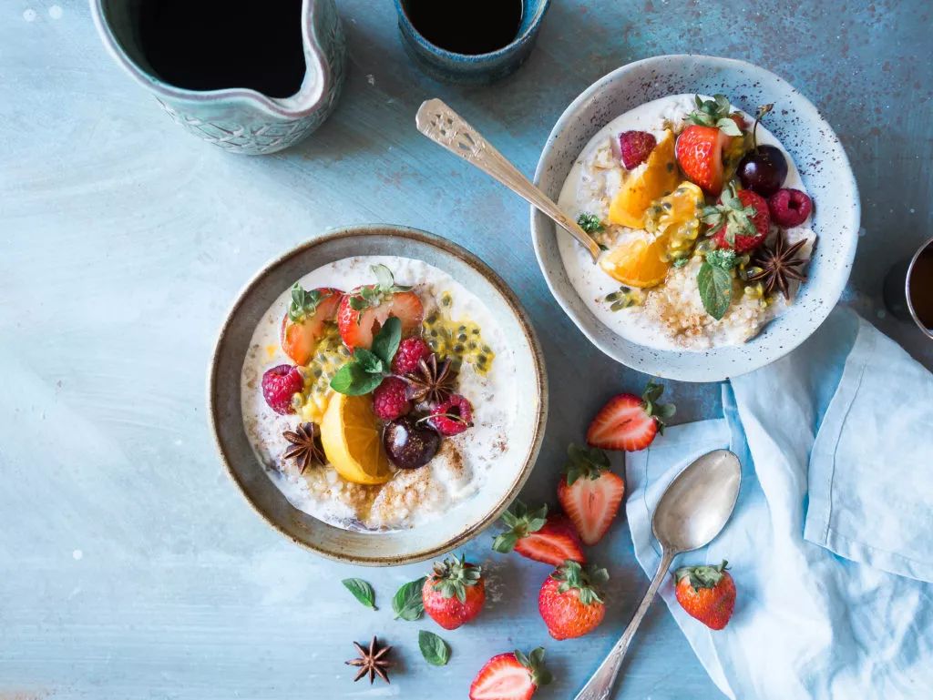 Overnight oats met jam en vers fruit