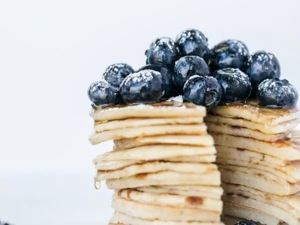 Pancakes met blauwe bessen en amandelmelk