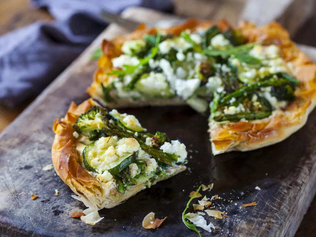 Quiche met asperges en veldsla