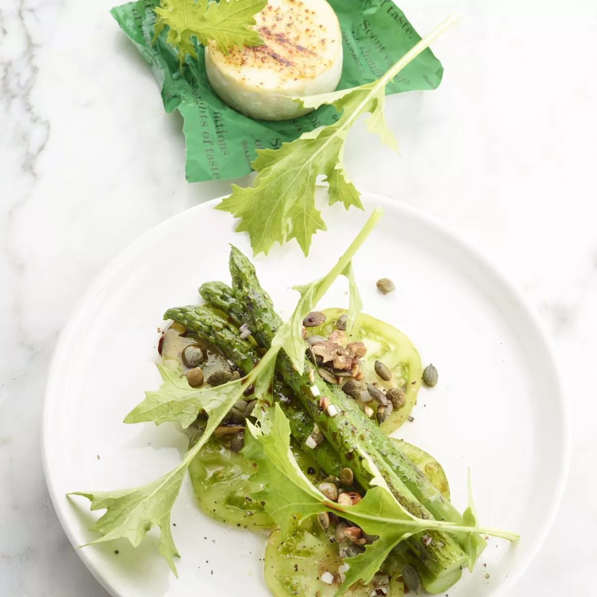 Carpaccio van groene tomaat met asperges, noten en geitenkaas