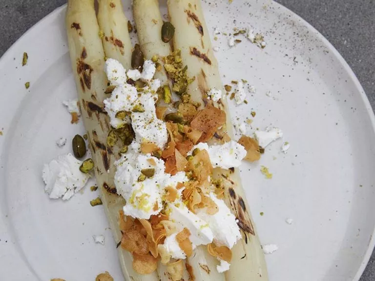 Mechelse asperges met waterkers, pistachenoten en geitenkaas
