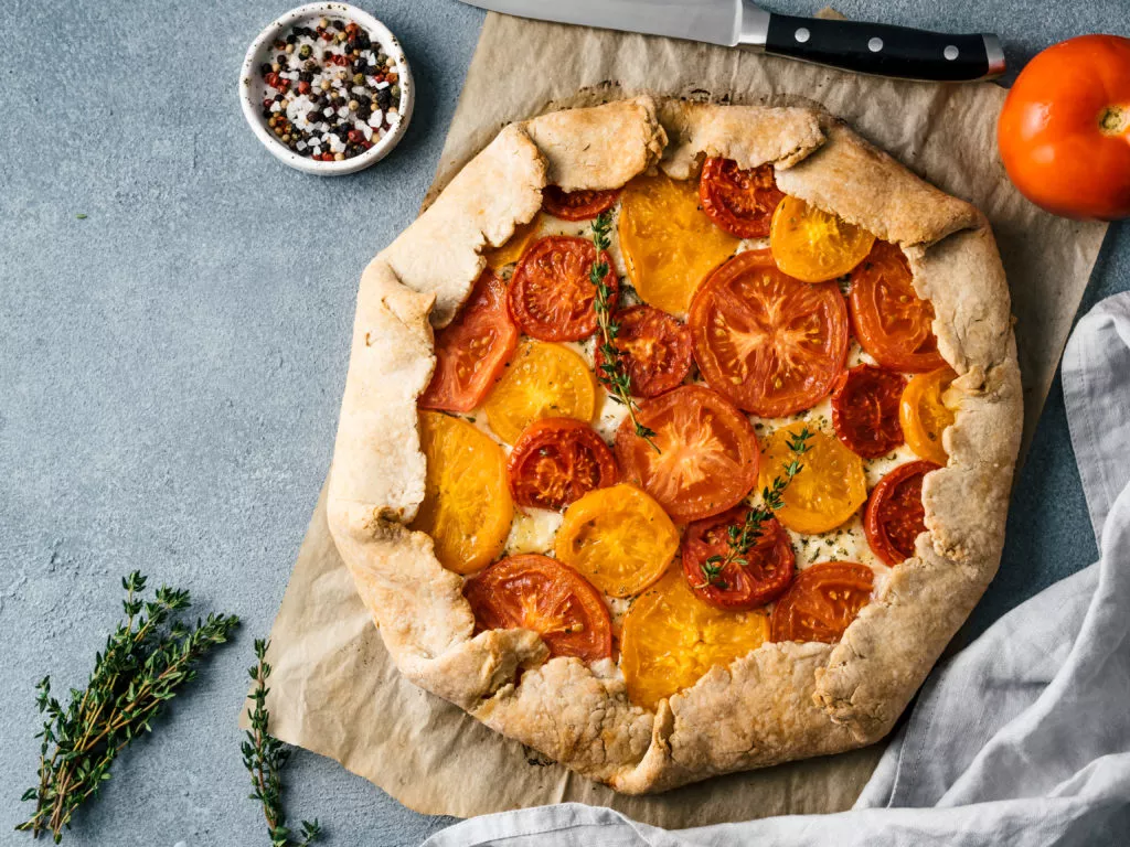 Hartige galette van tomaten en honing