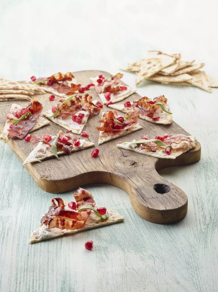 Tunnbröd met dadelroomkaas en gekaramelliseerd spek