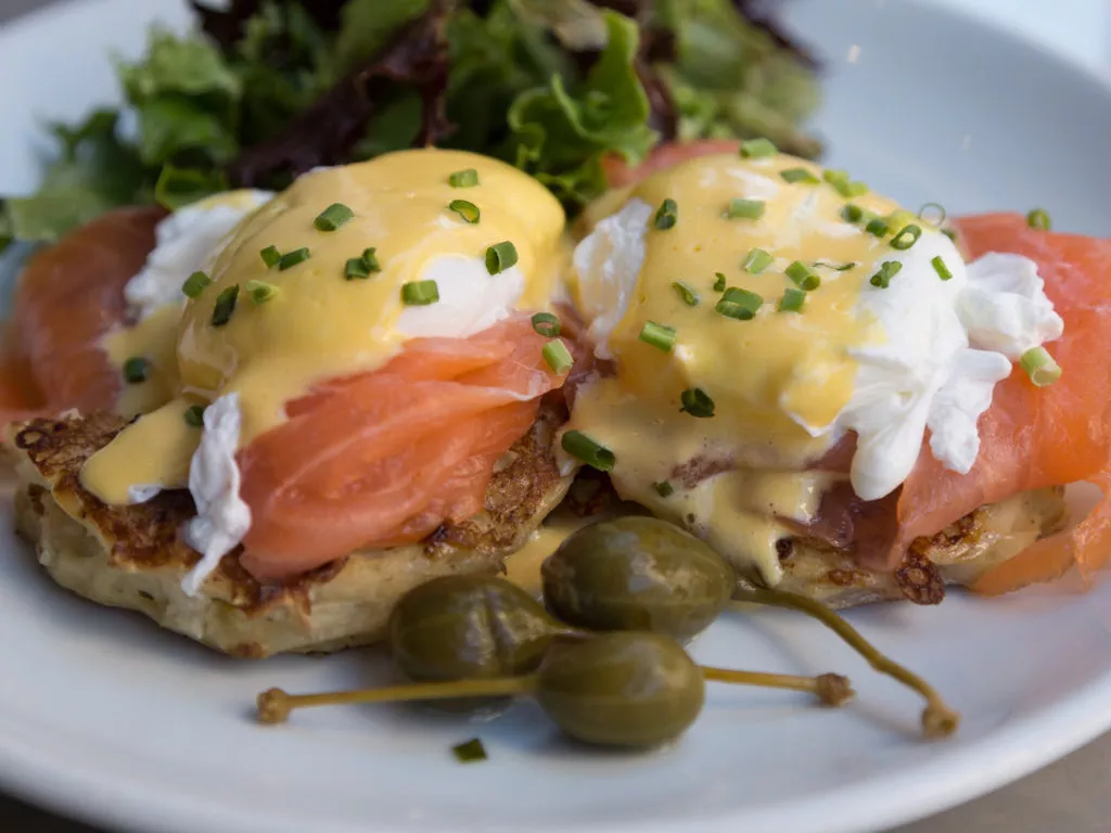 Eggs Benedict met gerookte zalm