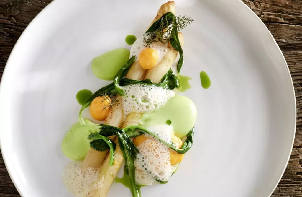 Asperge met daslook en gerookte eierdooier