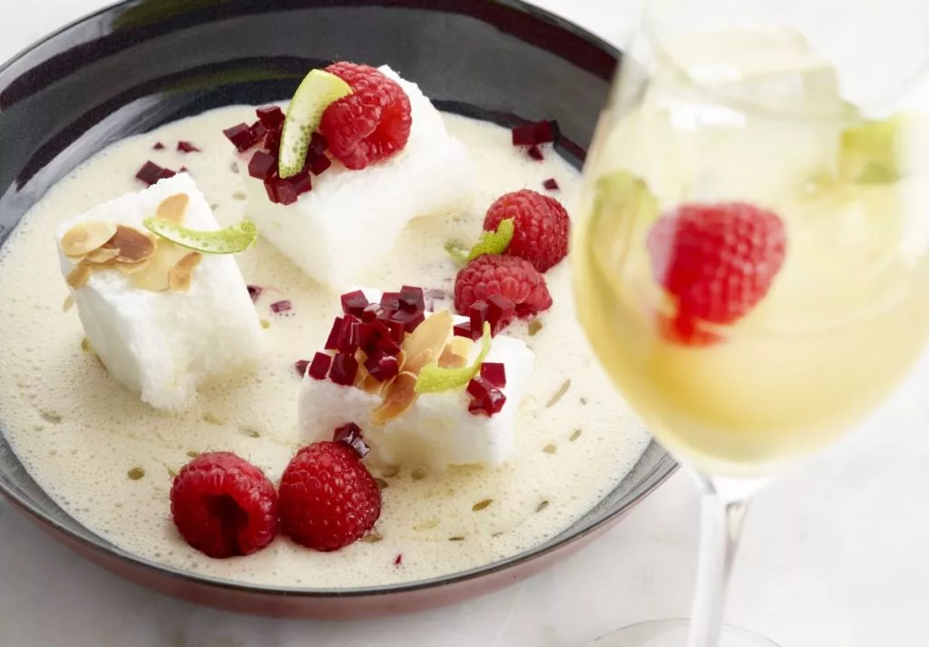 Île flottante met Elixir d’Anvers, frambozen, rode biet en limoen