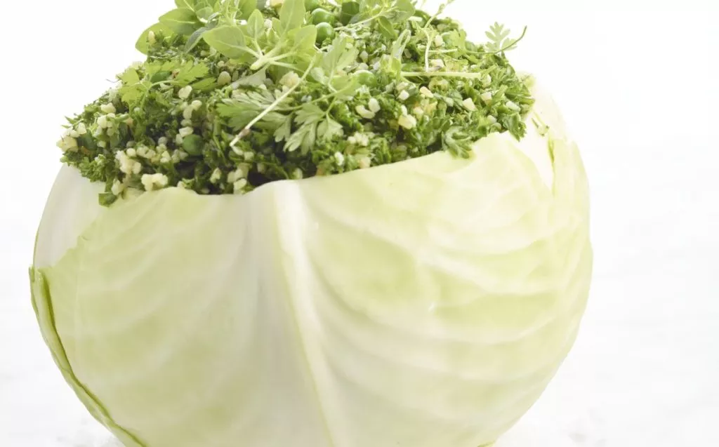 Gevulde witte kool met bulgur, erwten en kruiden
