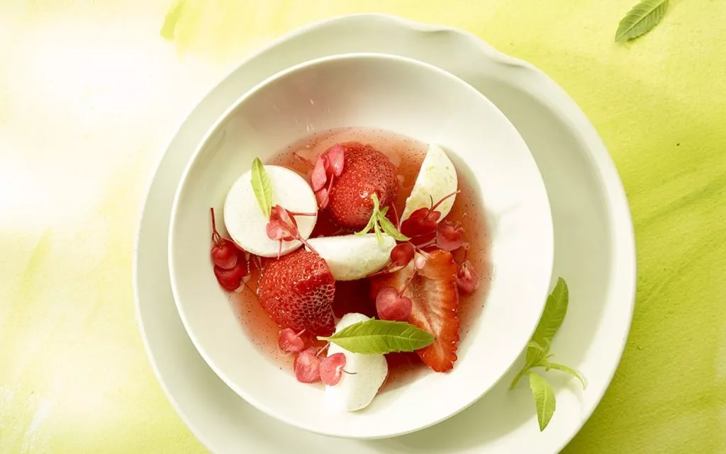 Rabarbersoep met aardbeien, meringue, citroenverbena en bloesems
