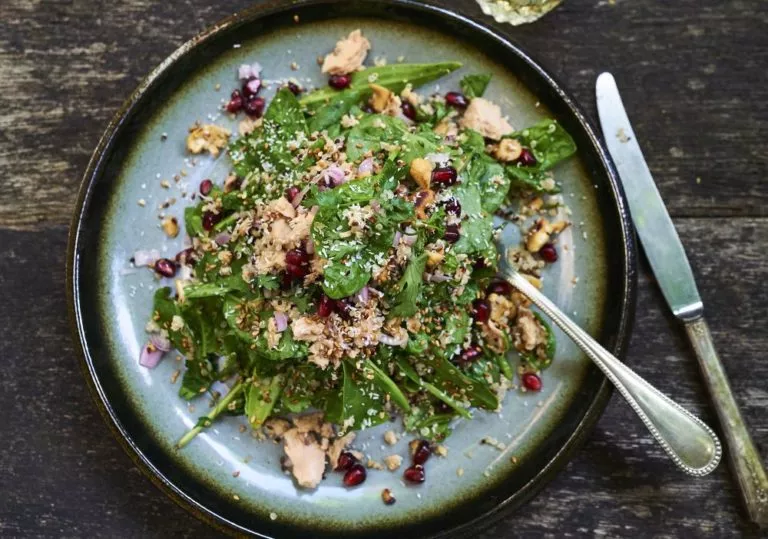 Spinaziesalade met zalm en kokosdressing
