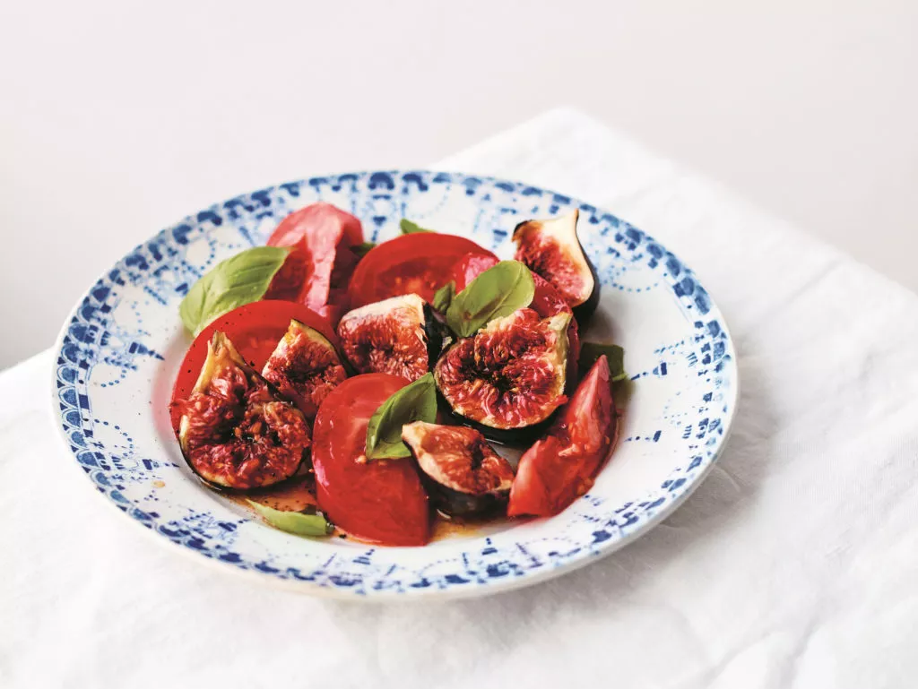 Salade van zwarte vijg en tomaat