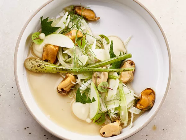 Salade van opgelegde mosselen met venkel en dashi