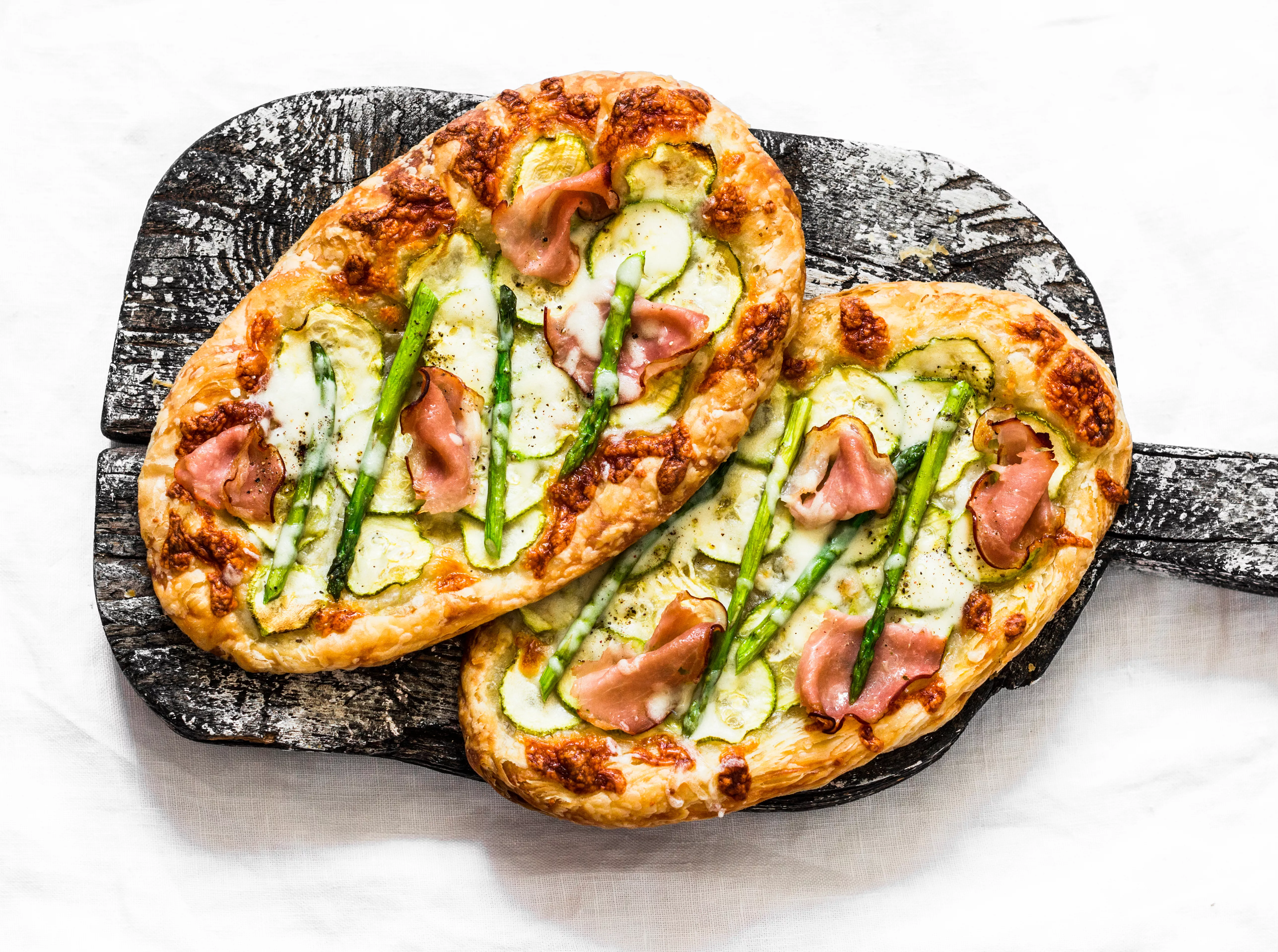 Groenteplaattaart met rauwe ham, courgette en groene asperge