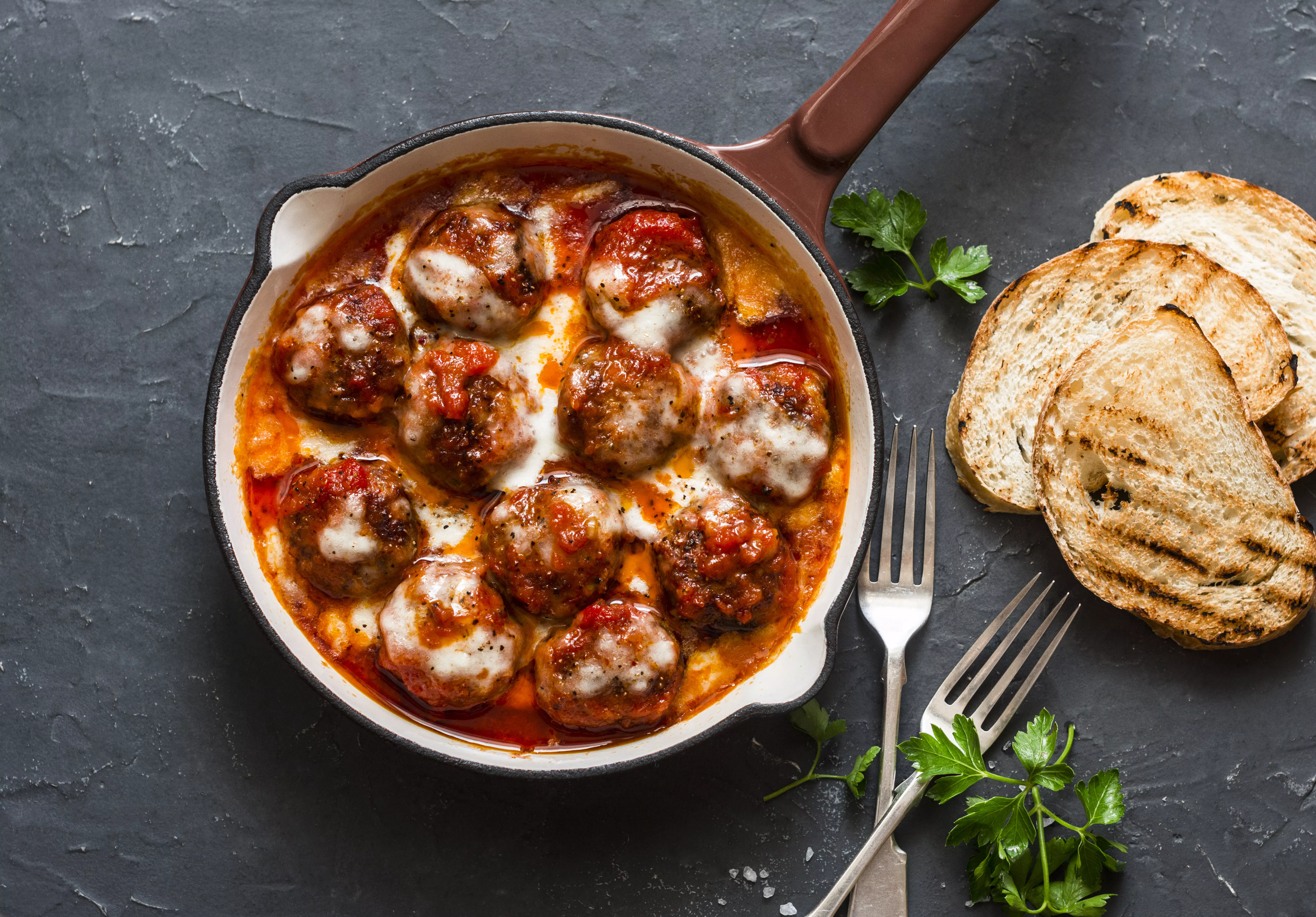 Gehaktballen met mozzarella en tomaat