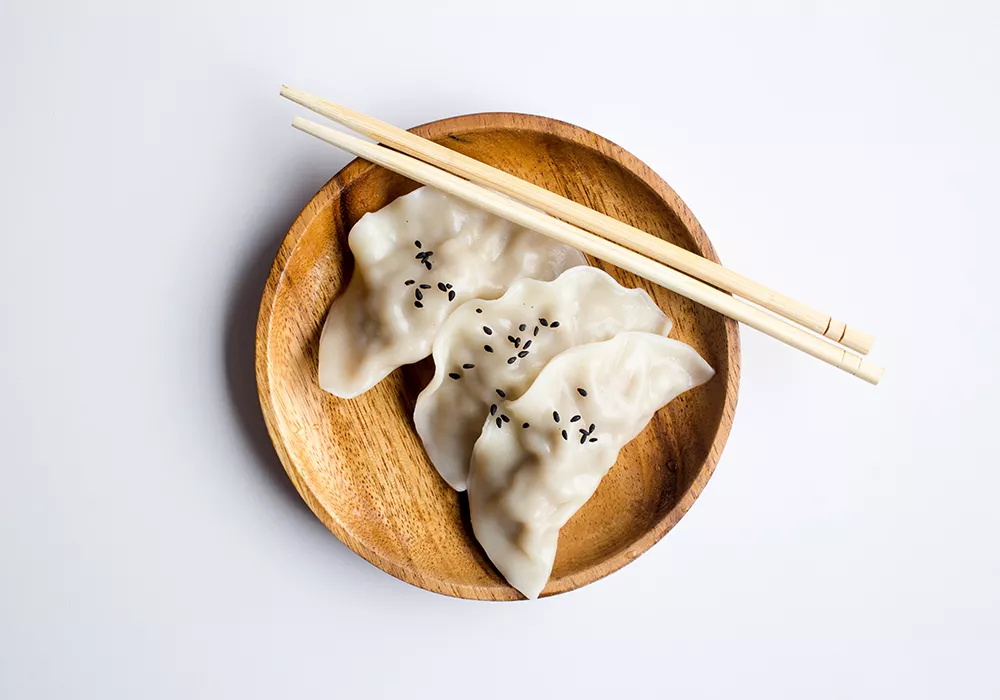 Chinese dumplings met chili