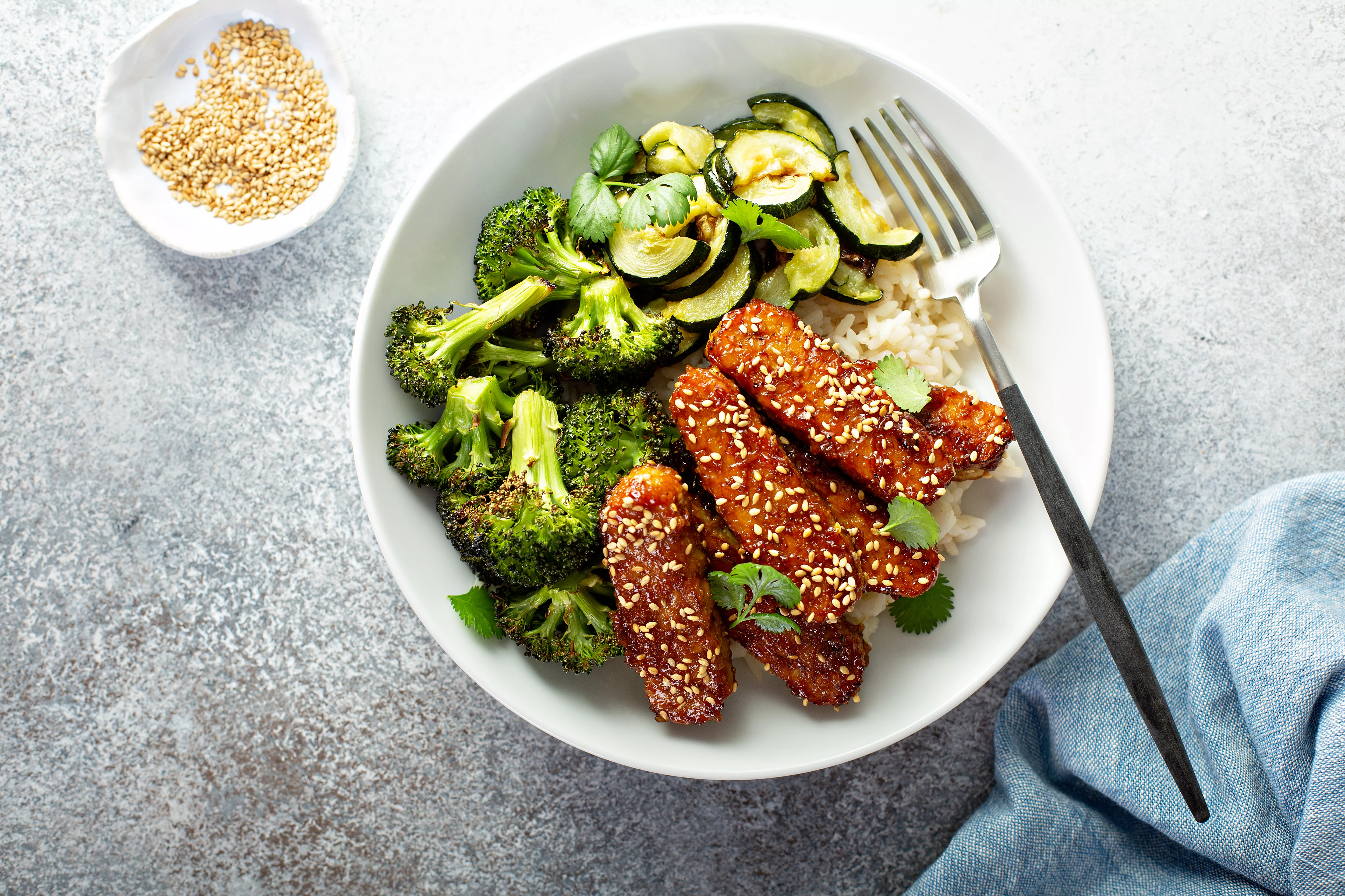 Teriyaki tempeh met gegrilde groenten