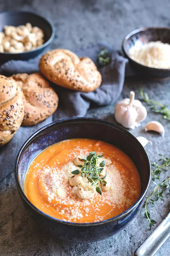 Zoete aardappelsoep met pecorino kaas en cashewtopping