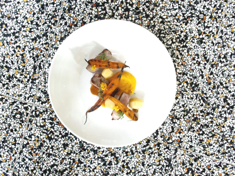 Gegrilde rugfilet van biovarken, wortelcrème, jus van tamarinde en gekonfijte aardappelen
