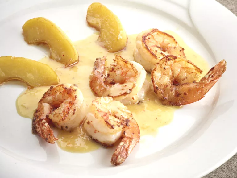 Scampi in gembersaus met gebakken appeltjes