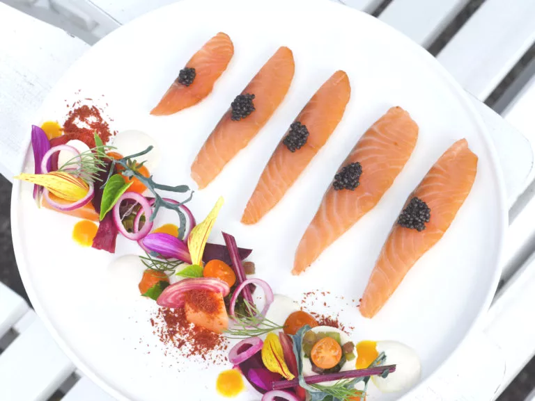 Huisgerookte zalm met moestuingroenten, kruidensalade en Royal Belgian Caviar