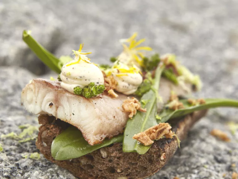 Zuurdesemtoast met gerookte Oosterscheldepaling