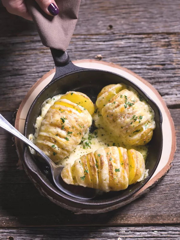 Camembert-aardappelschotel