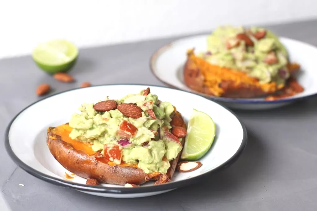 Met guacamole gevulde zoete aardappel
