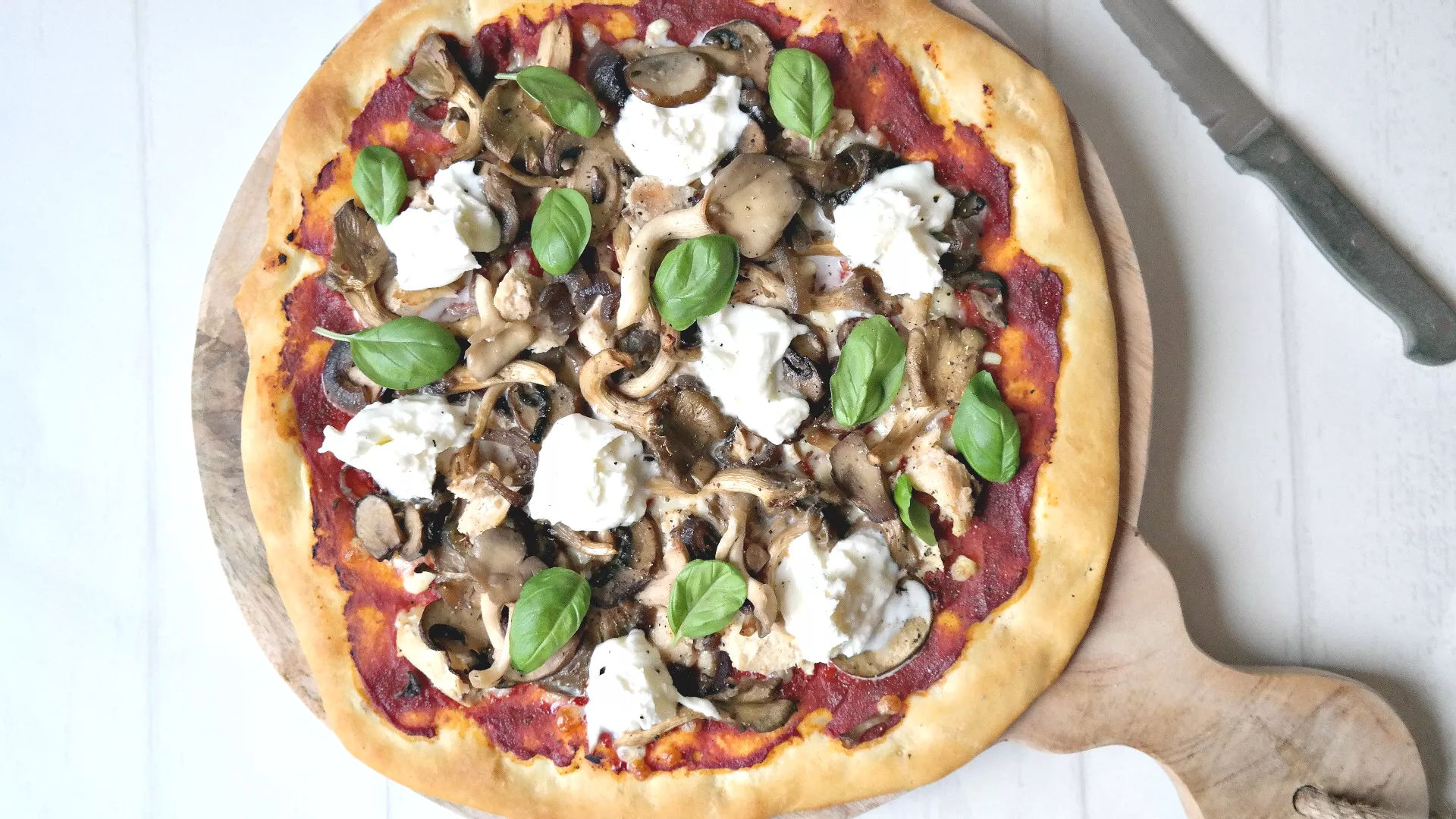 Herfstpizza met tonijn, paddenstoelen en buffelmozzarella