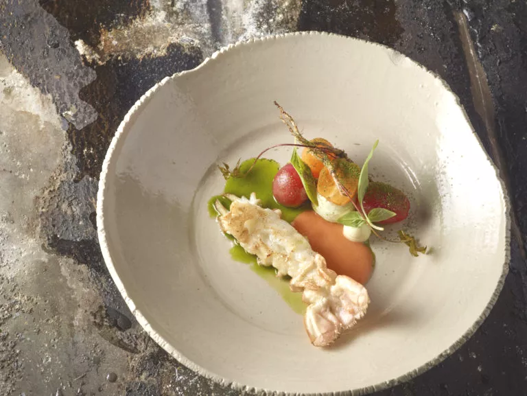 Gebakken langoustine met gazpacho, tomaat en lavasolie