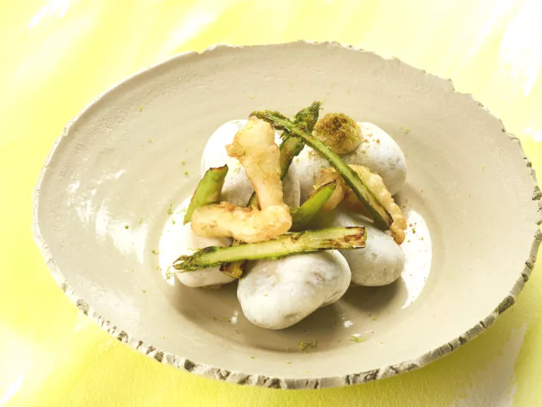 Tempura van zeekat met gebakken asperges en ansjovismayonaise