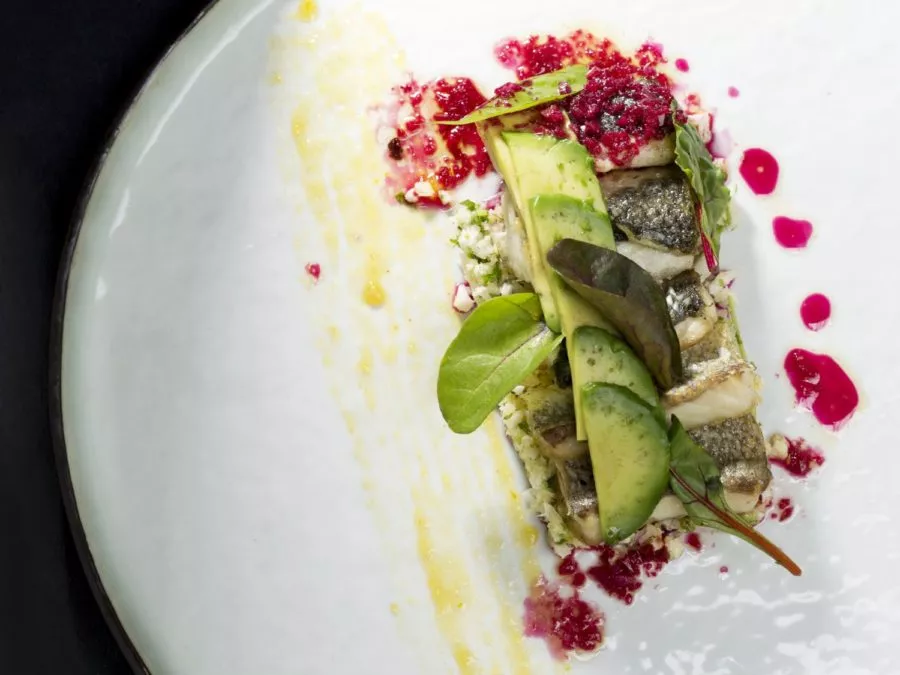 Zeebaars met rode biet en mango - recept van Maarten Bertels