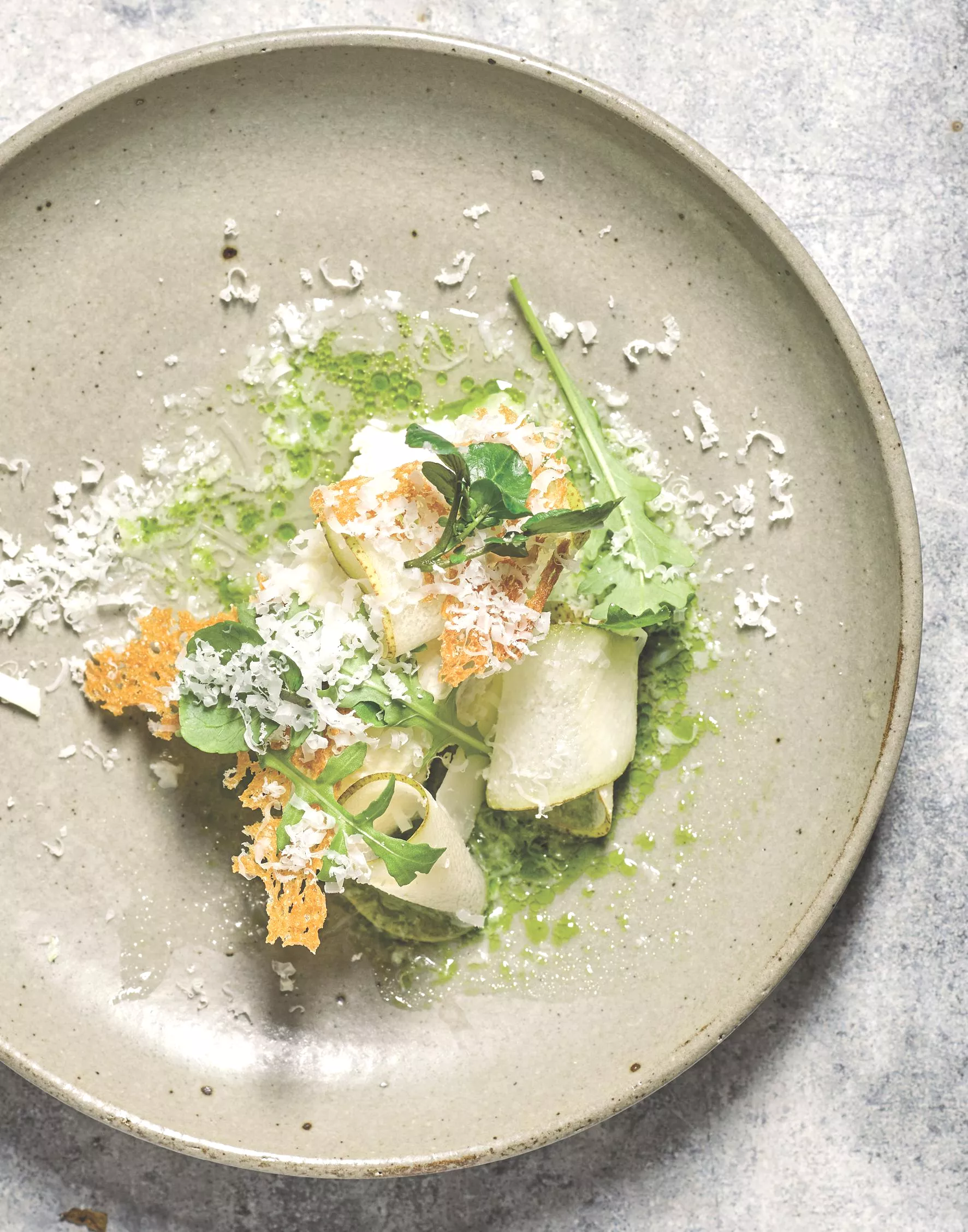 Chèvremousse met toast, peer, rucola, citroenvinaigrette en texelse geitenkaas