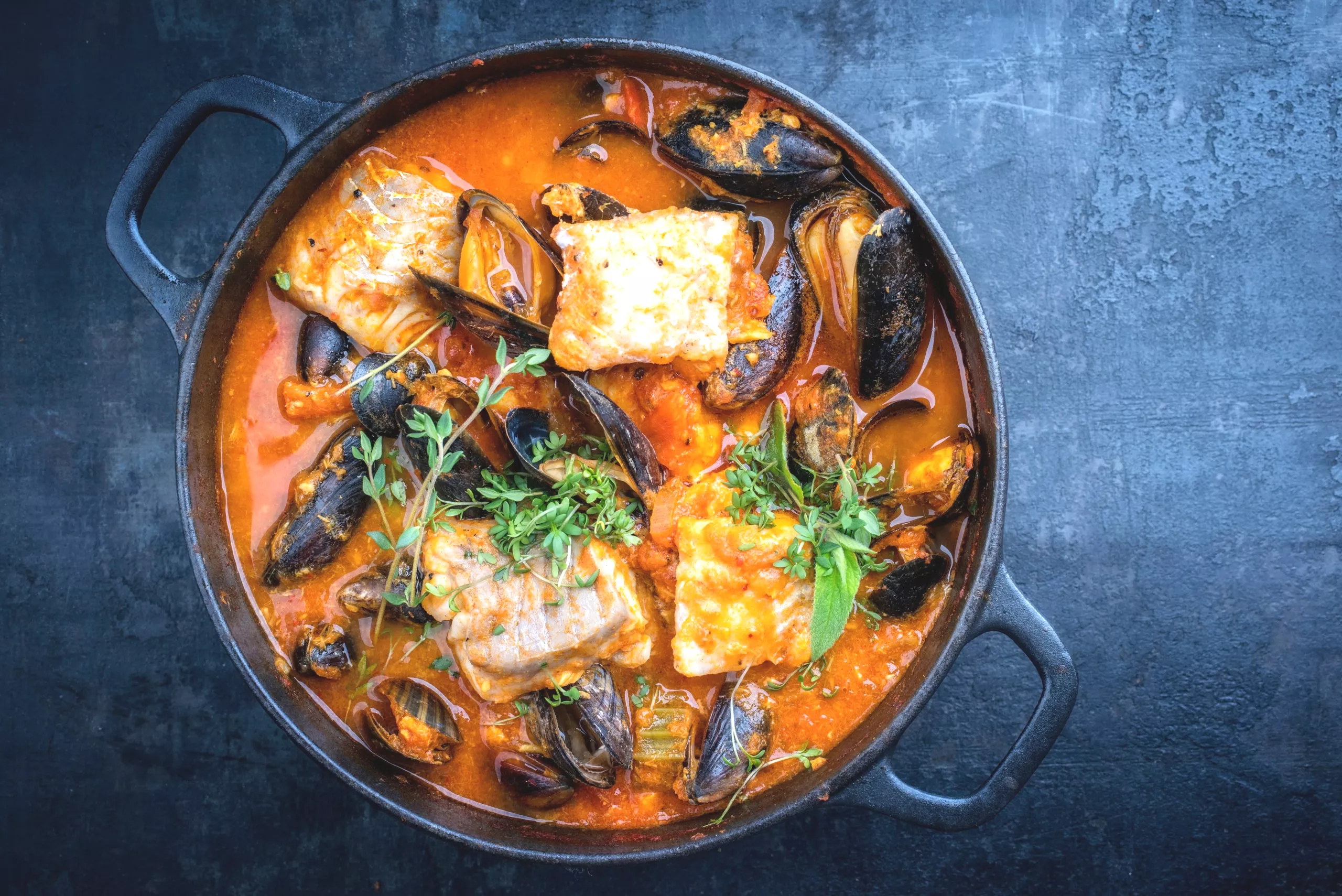 Visstoofpot met mosselen en knoflooktoastjes