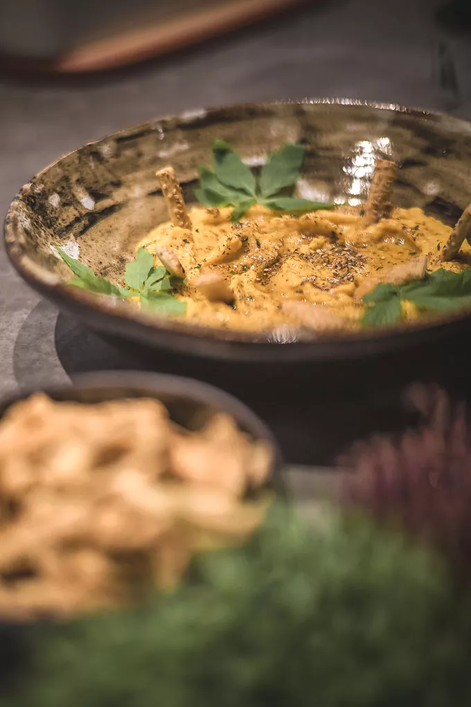 Zoete aardappel houmous met sésame crackers en cuzco leaves