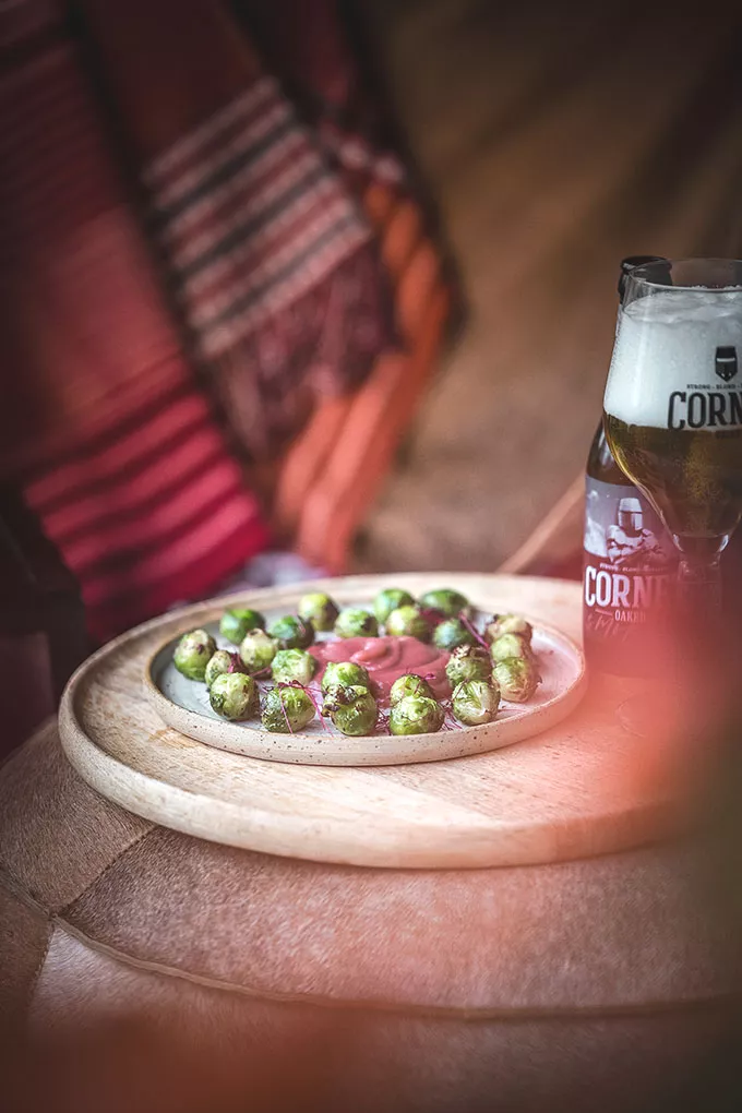Spie van Brusselse spruiten op de BBQ met appel-vlierbes compote en Scarlet cress