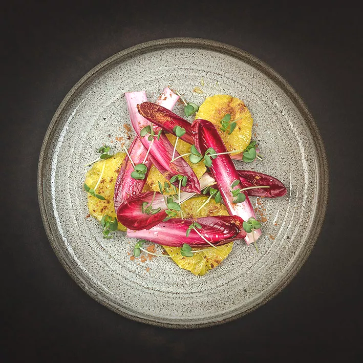 Roodloof salade met gebakken sinaasappelschijven met speculaaskruiden en shiso green