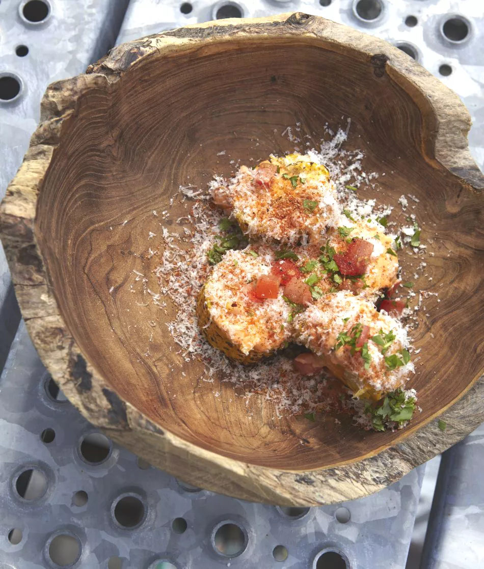 Gegrilde maiskolf met adobomayonaise, BBQ-kruiden en geraspte parmezaan