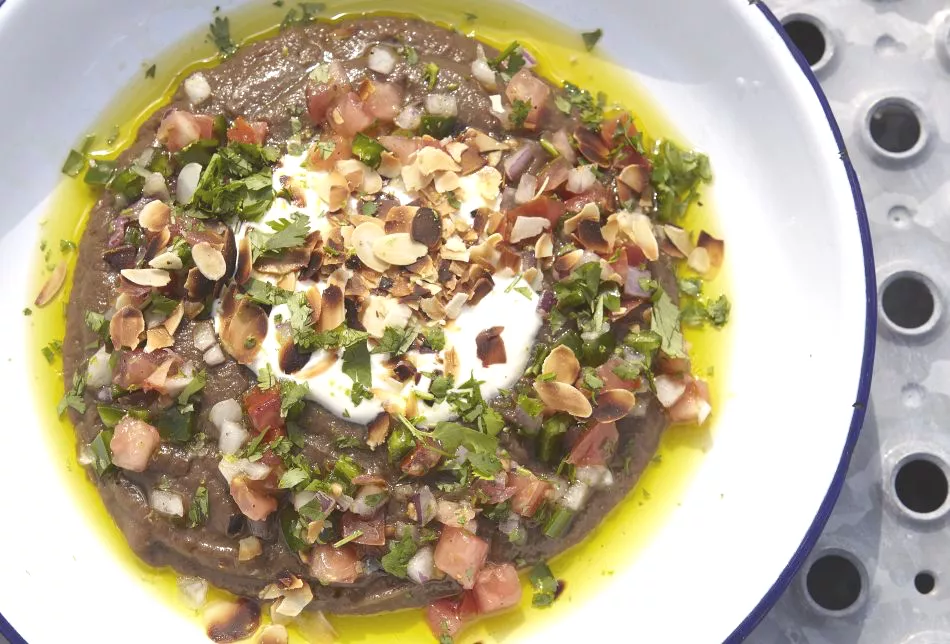 Gerookte auberginekaviaar met pico de gallo, munt, zure room en amandel