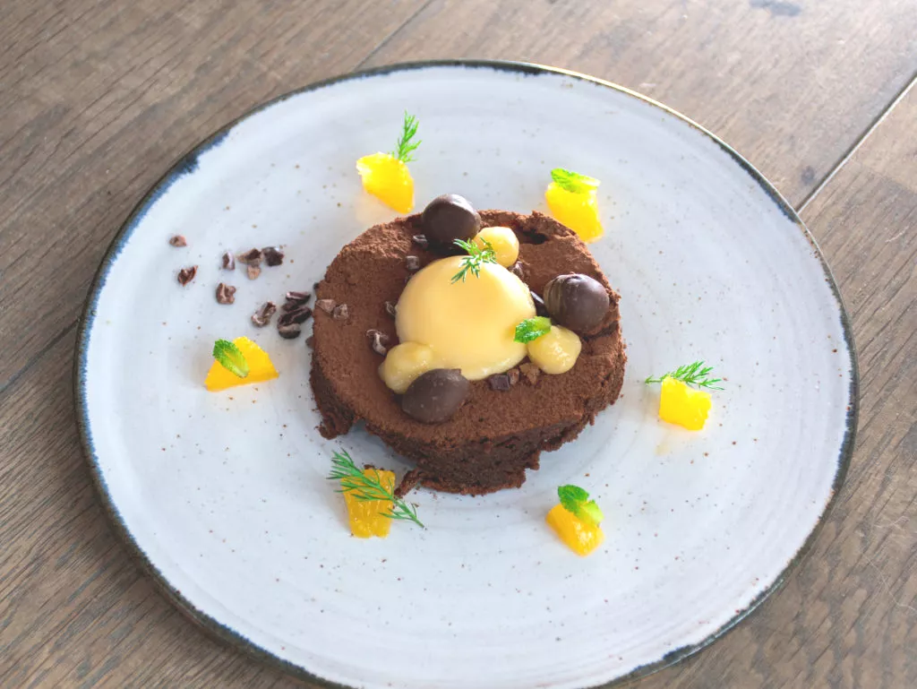 Chocoladetaart uit Ibiza met cremeux van sinaasappel en lemon curd