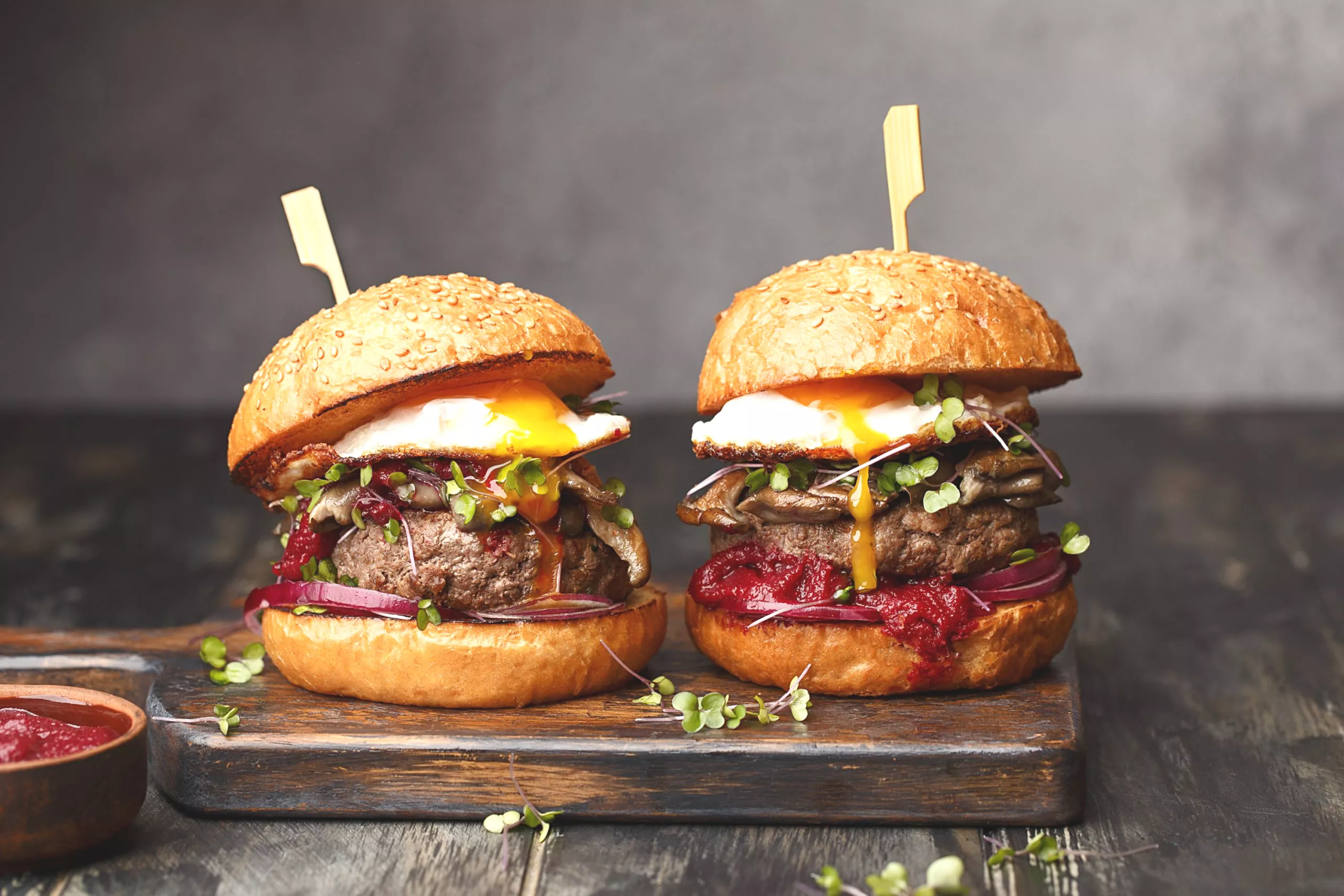 Hamburger met champignons, spiegelei en rode bietensaus