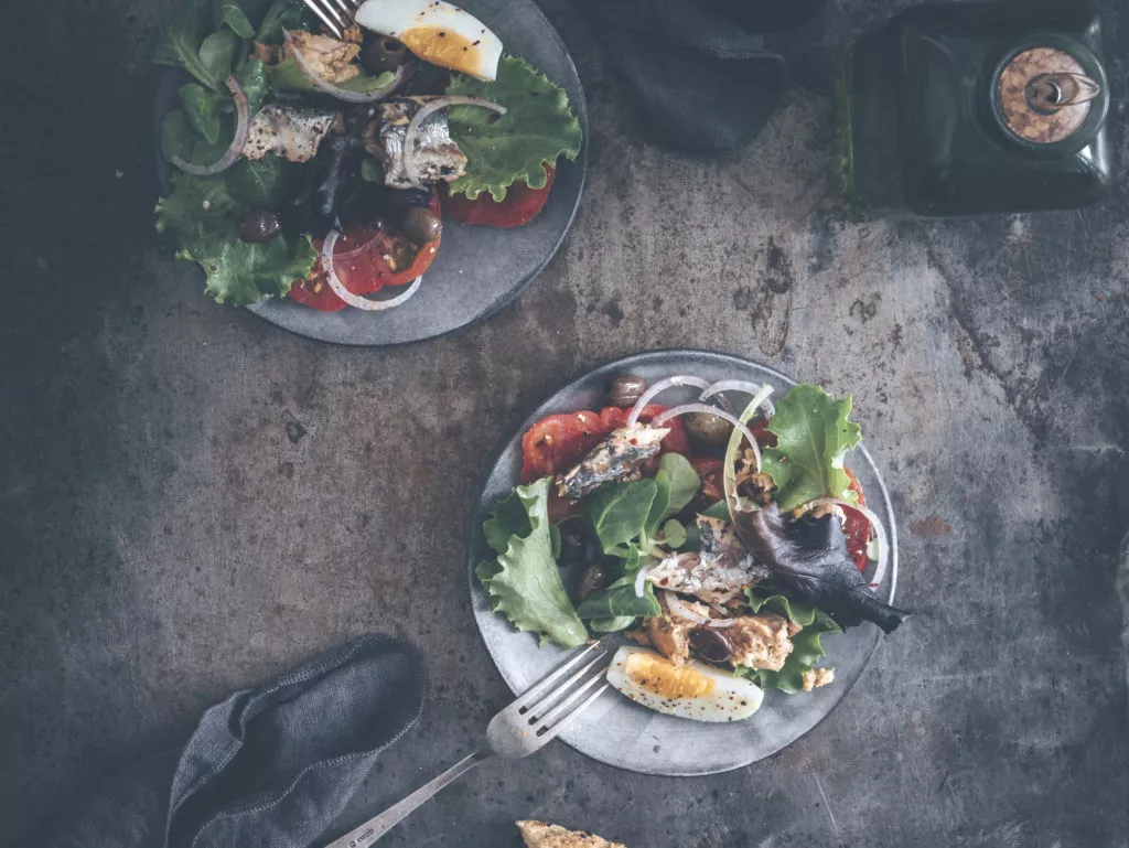 Salade met visconserven op Spaanse wijze